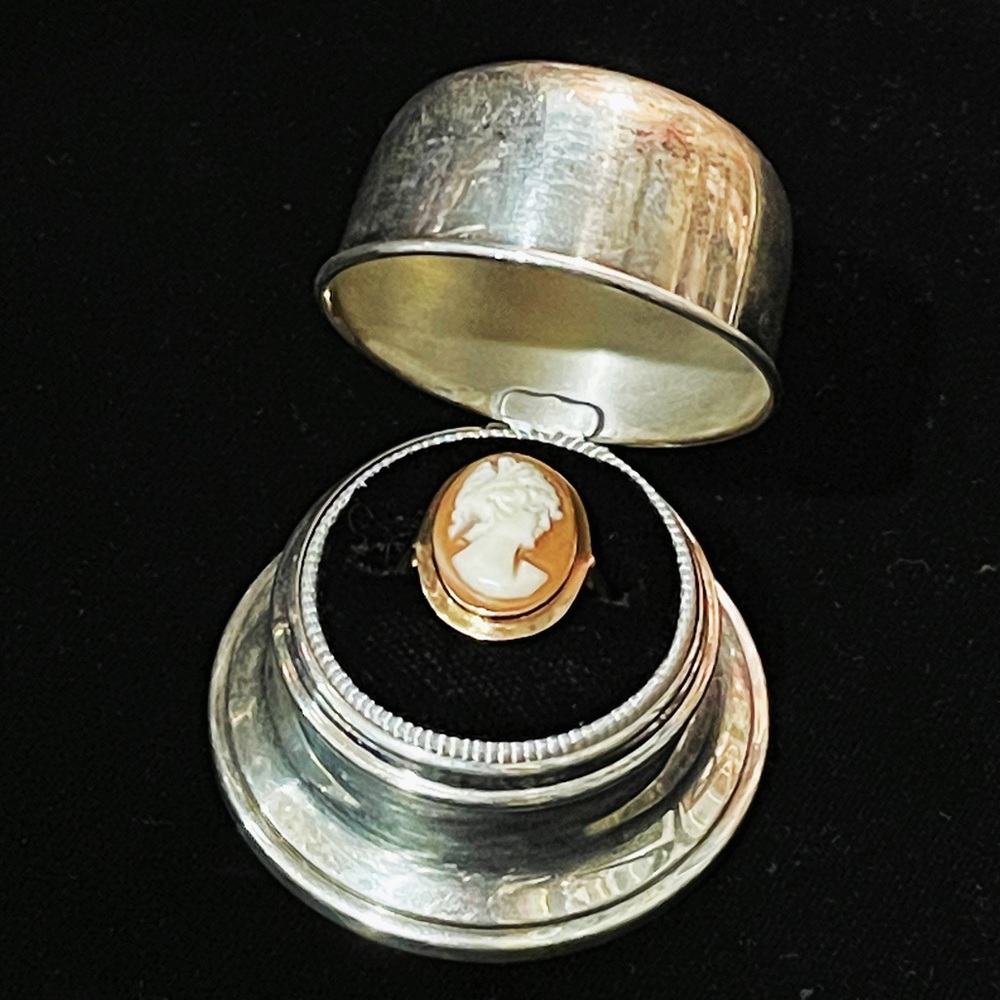 ✨Beautiful 14K Solid Gold Italy Shell Carved Cameo Ring